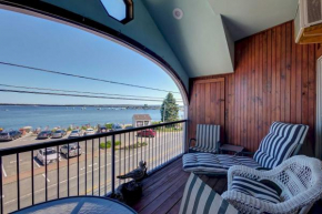 Spacious Lincolnville Penthouse - Walk to Beach!